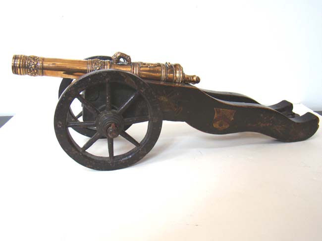 A wonderful 17th century Dutch bronze barreled salute cannon with original painted carriage — image 9